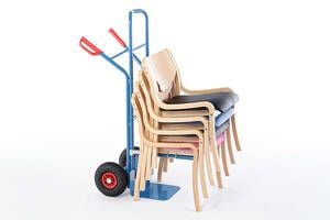 Mit der Stuhlkarre ist ein einfacher Transport möglich Mit der Stuhlkarre ist ein einfacher Transport möglich