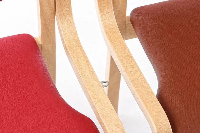 Mit einem Dübelverbinder können die Stühle schnell miteinander fest verbunden werden
