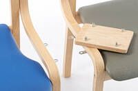 Die Ablagefläche kann schnell und einfach zwischen den Stühlen gesteckt werden