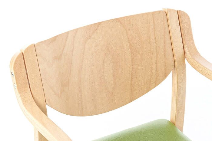 Die Holz Rückenlehne ist leicht gebogen