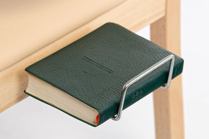 Die ausziehbare Buchablage hinten ist für kleine Bücher geeignet