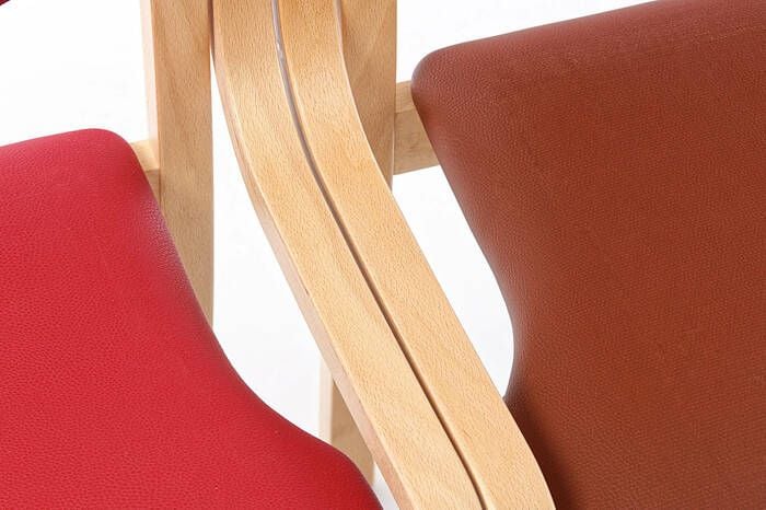 Mit dem Dübelverbinder können die Stühle direkt aneinander verbunden werden