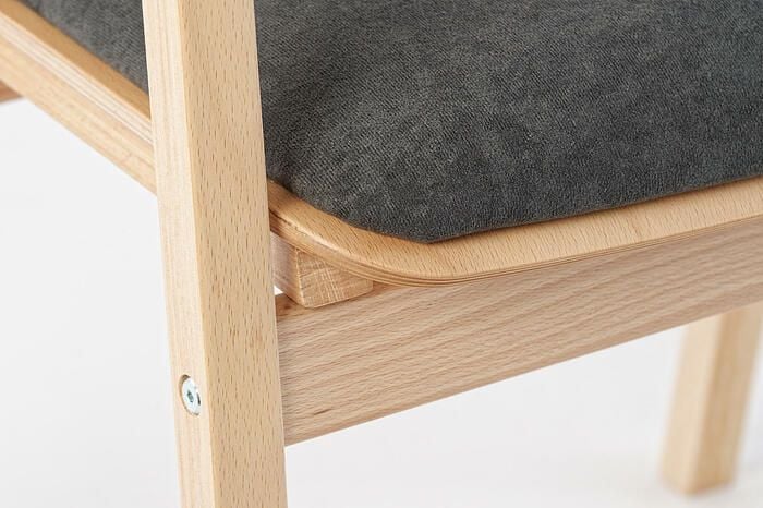 Holzsitzfläche und Polsterung sind perfekt aufeinander abgestimmt