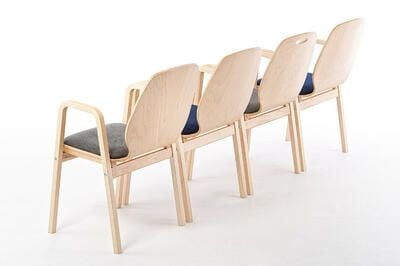 Die Holzschalenstühle können in Reihen gestellt werden