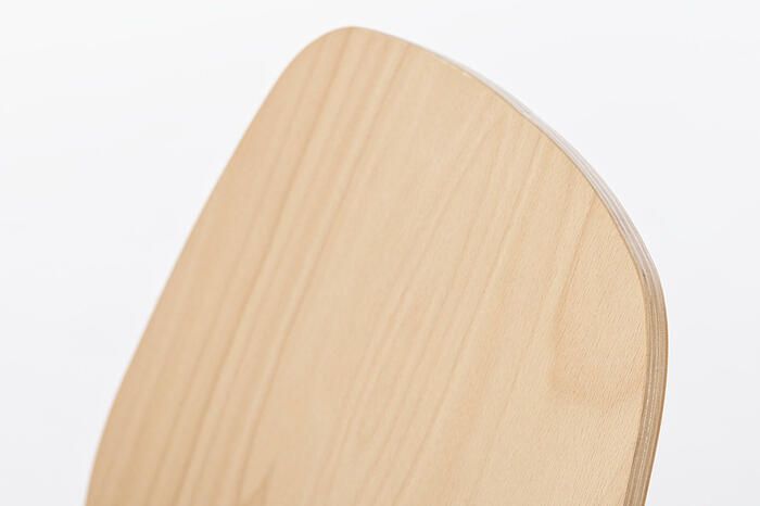 Die Holzrückenlehne ist leicht gebogen