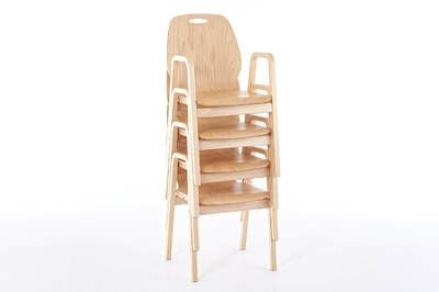 Hoch stapelbare Holzschalenstühle mit Armlehne