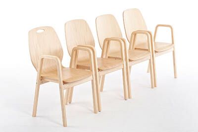 Hoch stapelbare Holzschalenstühle mit Armlehne