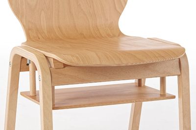 Die Oslo Stühle können mit einer Ablagefläche unter dem Stuhl ausgestattet werden