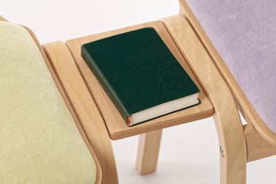 Eine Buchablage kann auch zwischen den Stühlen gewählt werden