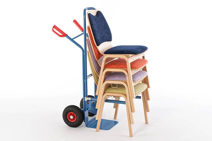 Mit unserer hochwertigen Stuhlkarre können Stuhlstapel schnell transportiert werden