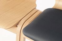 Mit dem Metall Dübelverbinder werden die Stühle direkt aneinander verbunden