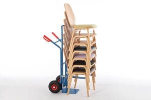 Die Stapelstühle können schnell transportiert werden Die Stapelstühle können schnell transportiert werden