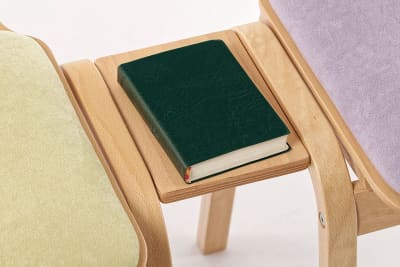 Als Stuhlverbinder kann auch eine Buchablage gewählt werden