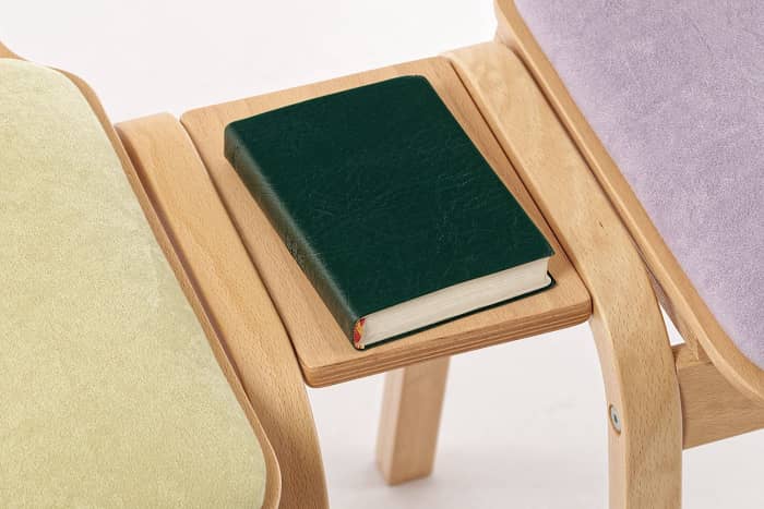 Als Stuhlverbinder kann auch eine Buchablage gewählt werden