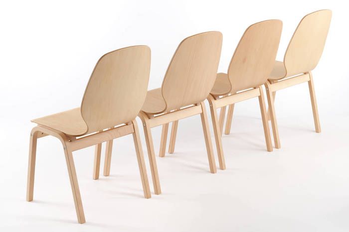 Diese Holzstühle lassen sich auch frei in einen Raum setzen