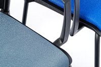 Die Stühle können mit und ohne Verbinder gestellt werden