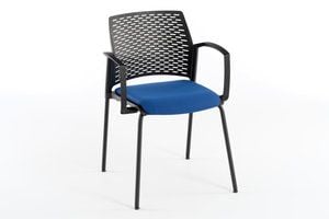 Die Rückenlehne stützt ergonomisch den unteren Rücken
