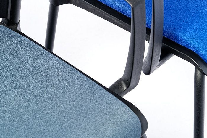 Die Stuhlverbinder können unter die Sitzfläche geklappt werden