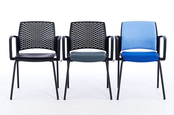Die Stühle der Paris Modellfamilie können miteinander kombiniert werden