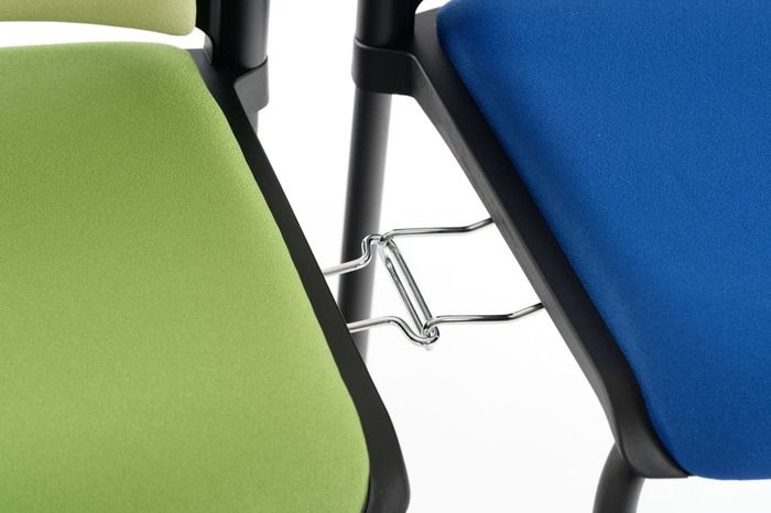 Der Stuhl kann optional mit festen Verbindern bestellt werden