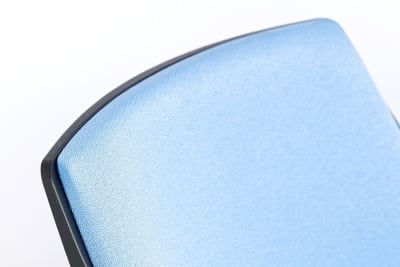 Die Rückenlehne ist ergonomisch gewölbt