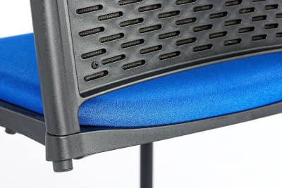 Rückenlehne und Sitzfläche sind aus demselben Material