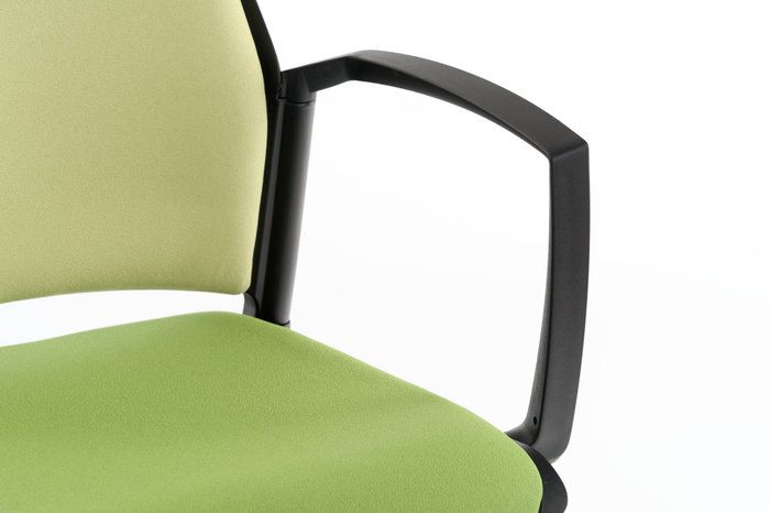 Die günstigen Freischwingerstühle mit Armlehnen besitzen sehr bequeme Sitz- und Rückenpolster, welche verschiedene Farben besitzen können