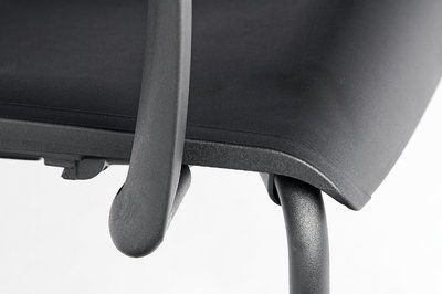 Die Armlehnen sind unauffällig an der Seite angebracht
