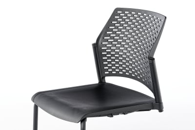 Die Stuhlflächen sind ergonomisch geformt
