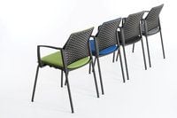 Die Armlehnstühle auf Kunststoff mit Sitzpolster Paris AL SP können als feste Stuhlreihen gestellt werden