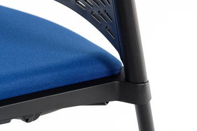 Die Stuhlverbinder können unsichtbar unter der Sitzfläche verstaut werden