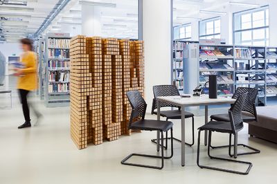 Stapelbare Freischwinger werden gerne in Büros und Meetingräumen gestellt