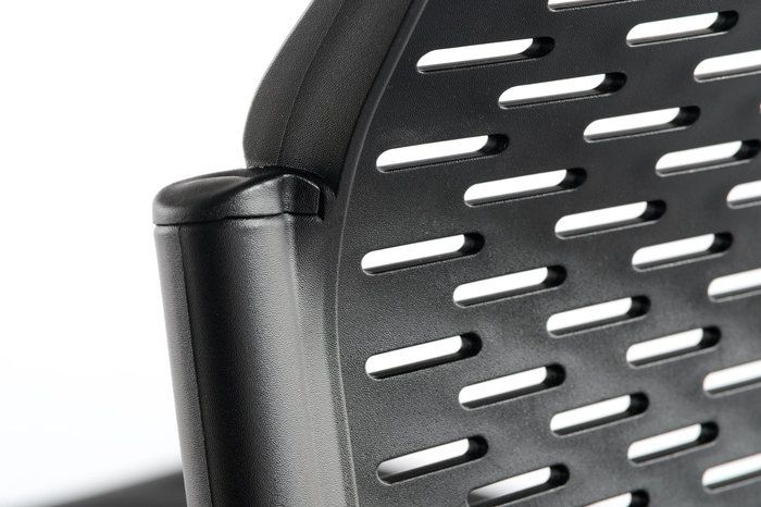 Die Löcher der Rückenlehne sorgen auch bei warmem Wetter für eine optimale Belüftung