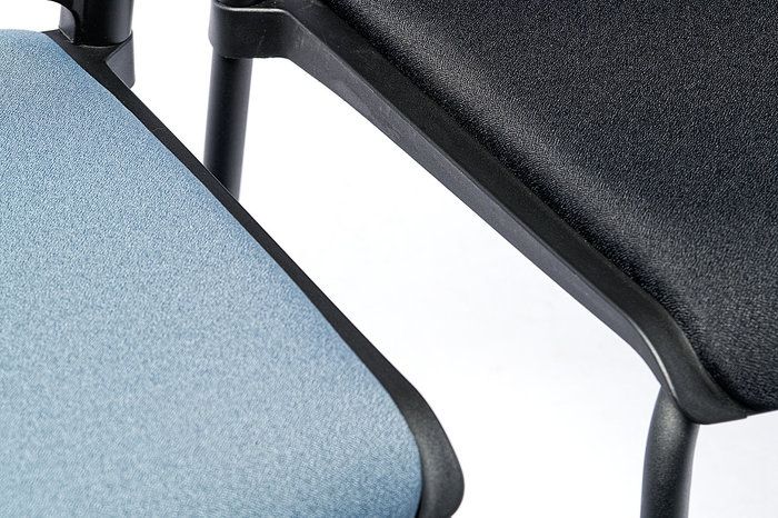 Wird kein Verbinder benötigt lässt er sich unter dem Sitz klappen