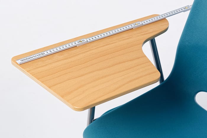 Das Schreibtablar hat eine Länge von über 50 cm