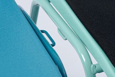 Die Stühle können auch mit einem integrierten Reihenverbinder zusammengestellt werden