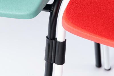 Durch optional erhältliche lose Verbinder können Stühle in eine Reihe gestellt werden