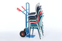 Die optionale Stuhltransportkarre kann die gestapelten Stühle verschieben