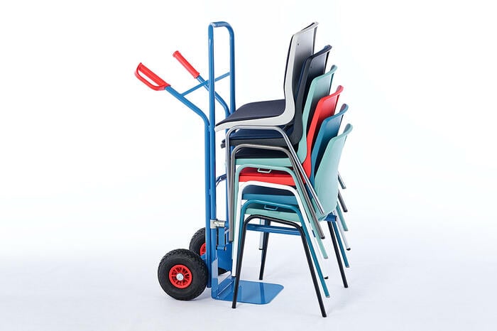 Mit der Stuhltransportkarre können die Kunststoffstühle leicht verschoben werden