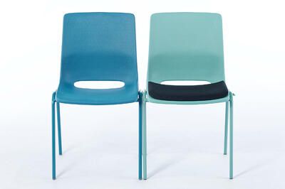 Der Stuhl ist mit oder ohne Sitzpolster erhältlich