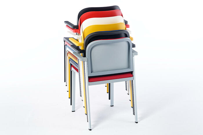 Der Stuhl hat ein sehr ausgeglückeltes Design und ist gut für jede Veranstaltung zu benutzen