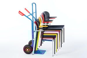 Mithilfe der Stuhltransportkarre können die Stühle leicht verschoben werden Mithilfe der Stuhltransportkarre können die Stühle leicht verschoben werden