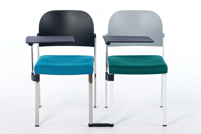 Optional können die Sitzpolsterstühle miteinander verbunden werden