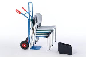 Mit der Stuhlkarre können die Stühle transportiert werden