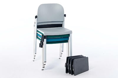 Mit abgenommenen Tablar lassen sich die Stühle platzsparend stapeln