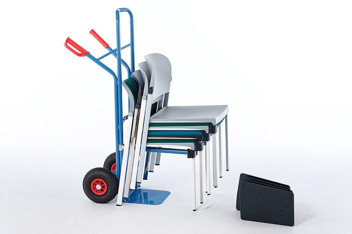 Mit der Stuhlkarre können die Stühle transportiert werden