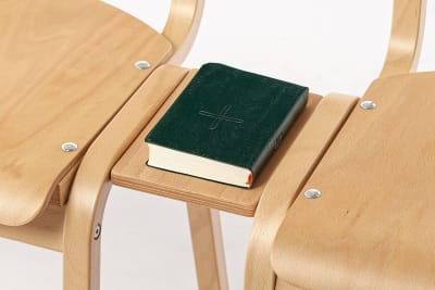 Die Perth Stühle können als Reihen verbunden werden