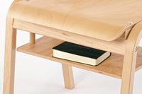 Für Gebetbücher oder ähnliches ist die Ablage unter dem Stuhl bestens geeignet