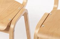 Werden keine Stuhlverbinder benötigt lassen sich die Metallhalter unsichtbar unter den Stuhl schieben