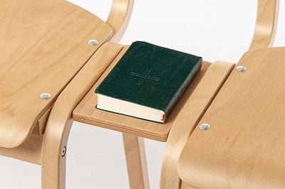 Gebetbücher und andere kleine Dinge können auf dem Buch Stuhlverbinder hinterlegt werden